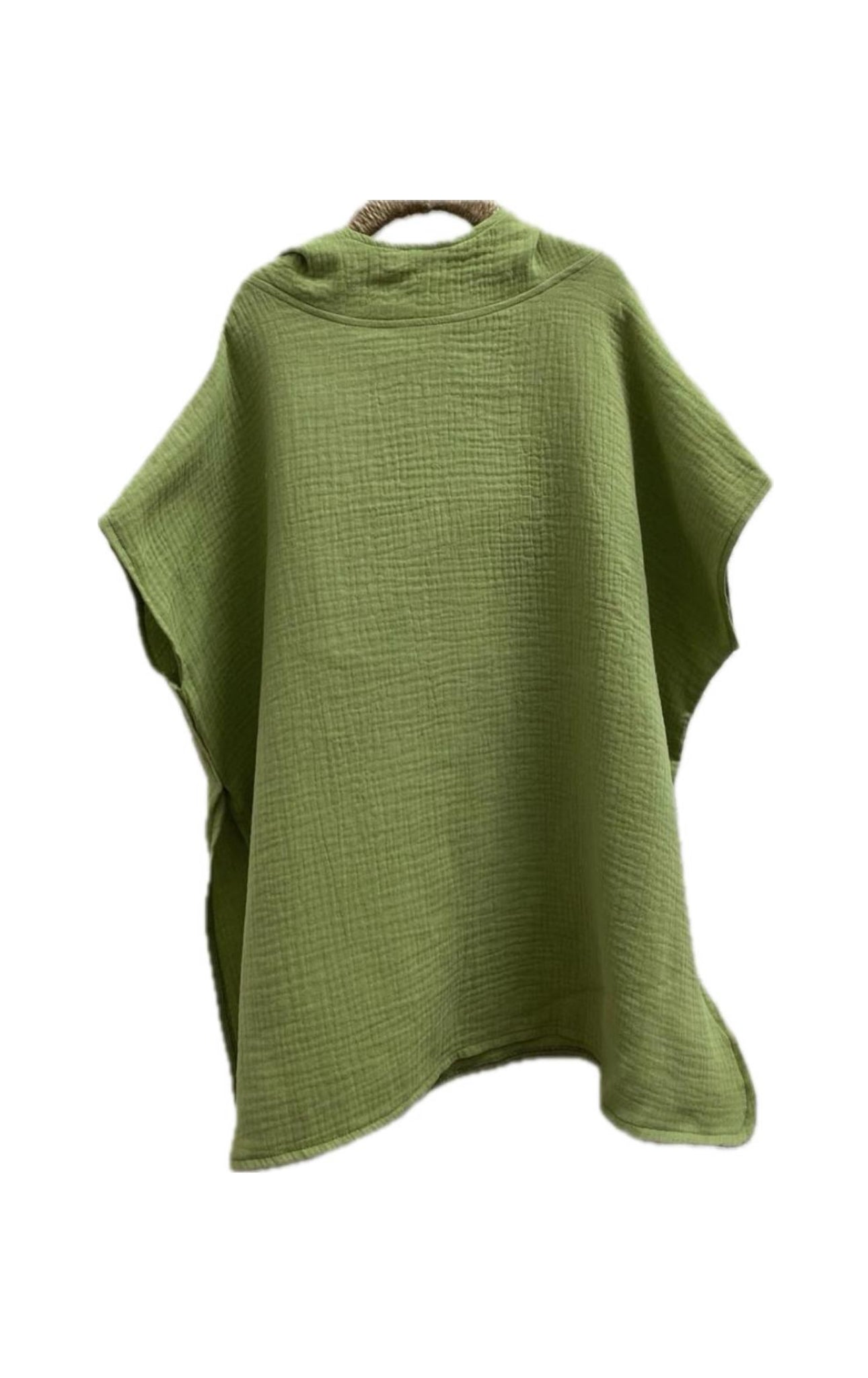 Auf dem Bild ist ein weißer Badeponcho mit Zipfelmütze aus 100 % Baumwolle zu sehen. Sie kann für Babys, Kinder oder Erwachsene, Damen und Herren bestellt werden. Sie wird für dich in liebevoller Handarbeit angefertigt und hat eine Lieferzeit von circa zwei Wochen. Die Stoffe kannst du dir natürlich aussuchen.