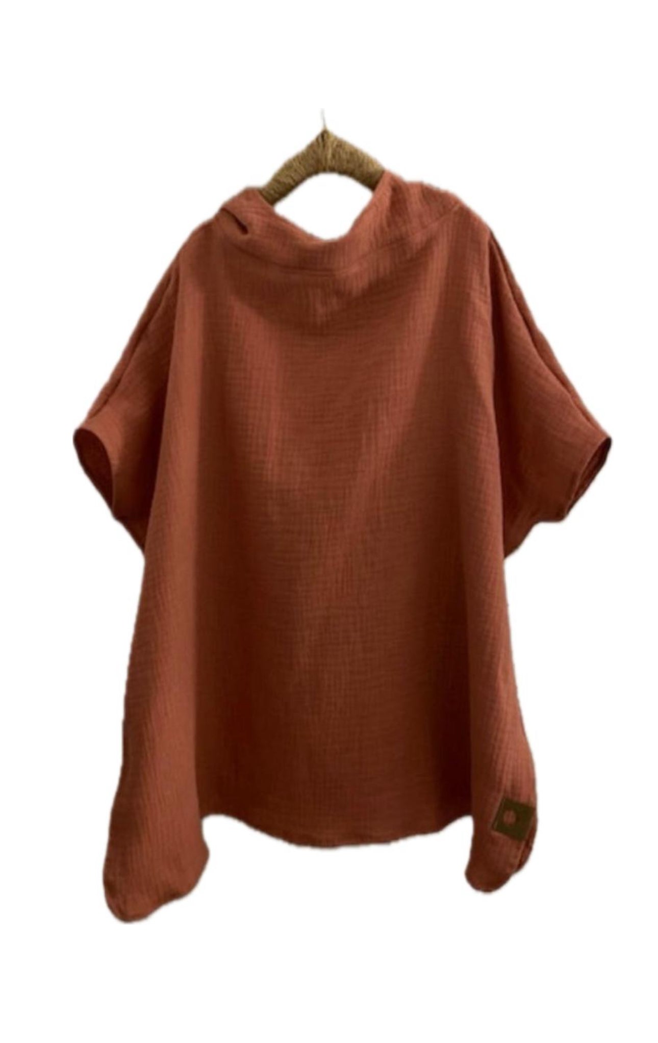 Auf dem Bild ist ein weißer Badeponcho mit Zipfelmütze aus 100 % Baumwolle zu sehen. Sie kann für Kinder oder Erwachsene bestellt werden. Sie wird für dich in liebevoller Handarbeit angefertigt und hat eine Lieferzeit von circa zwei Wochen. Die Stoffe kannst du dir natürlich aussuchen.