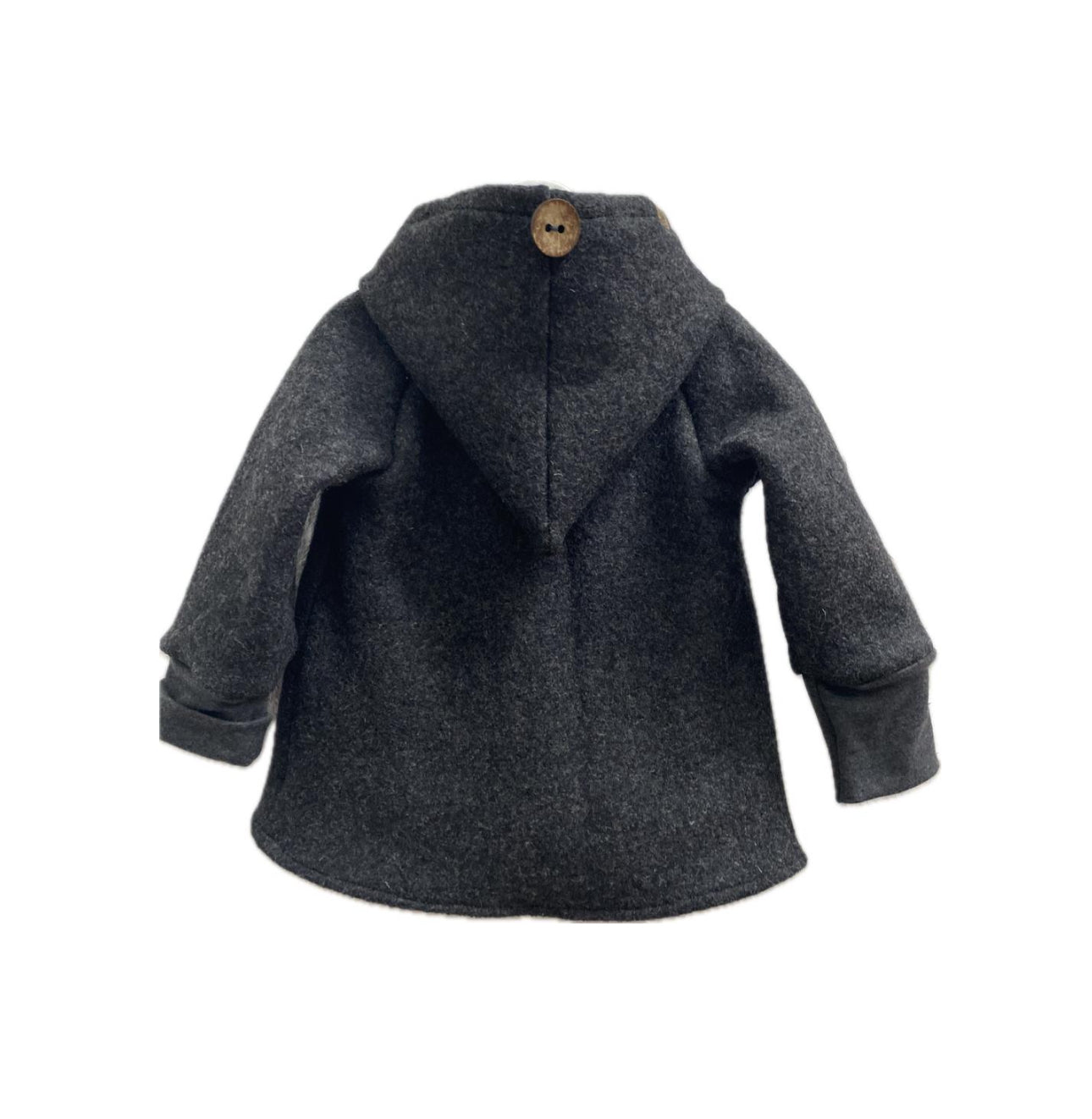 Auf dem Bild ist eine anthrazit farbige Wolljacke aus wolle mit Reißverschluss zu sehen. Die Kinderjacke kann in mehreren Farben und Größen bestellt werden. Es ist eine Handmade Wolljacke. Auf diesem Bild sieht man die Rückseite der Jacke. Es ist mit einer Zipfelmütze versehen.