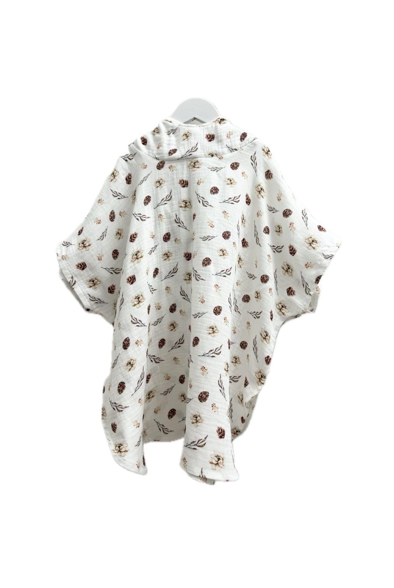 Auf dem Bild ist ein weißer, Blumen  Motiv bedruckter Musselin Badeponcho mit Zipfelmütze aus 100 % Baumwolle zu sehen. Sie kann für Babys, Kinder oder Erwachsene, Damen und Herren bestellt werden. Sie wird für dich in liebevoller Handarbeit angefertigt und hat eine Lieferzeit von circa zwei Wochen. Die Stoffe kannst du dir natürlich aussuchen.