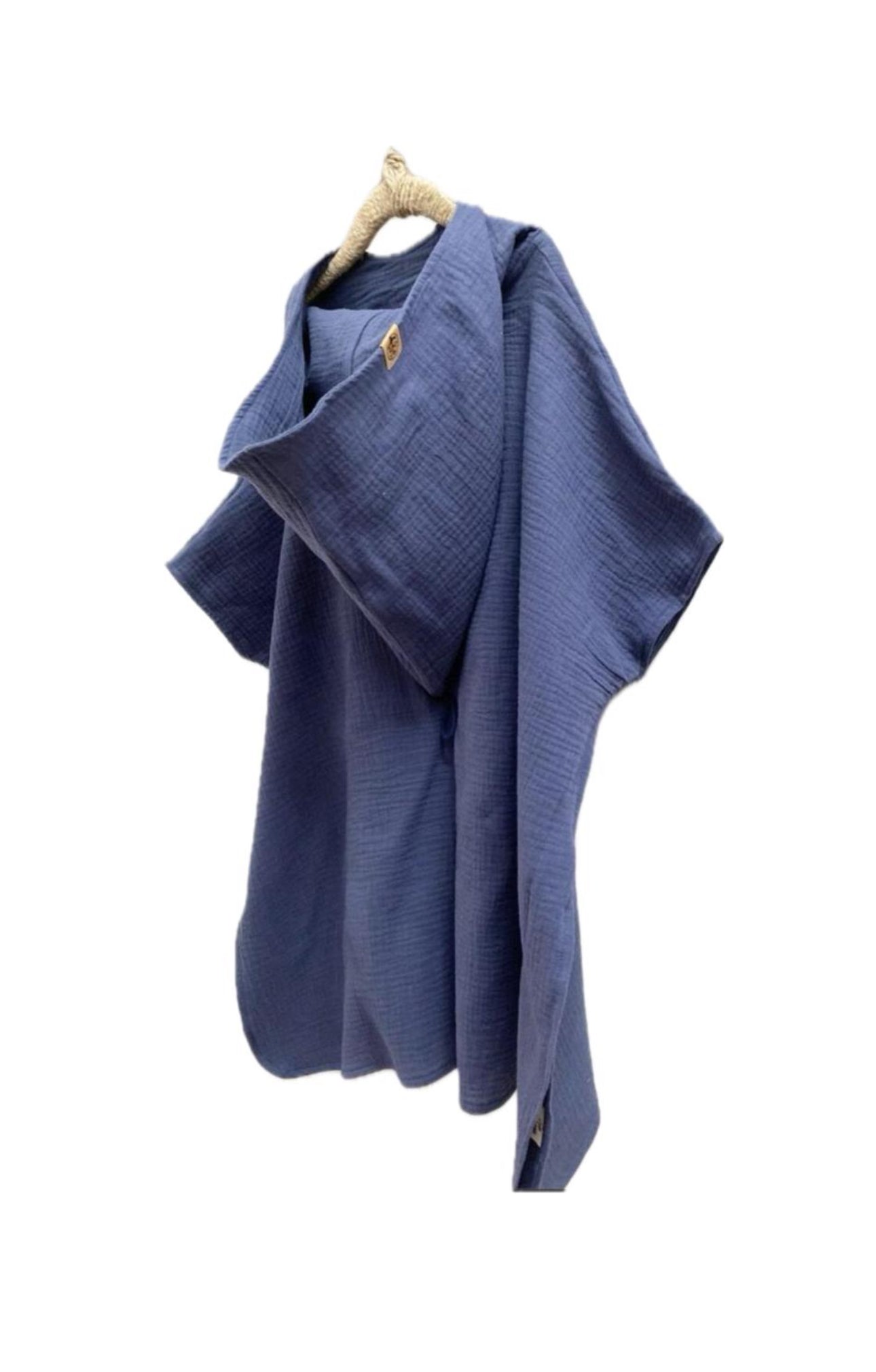 Auf dem Bild ist ein blauer Musselin Badeponcho mit Zipfelmütze aus 100 % Baumwolle zu sehen. Sie kann für Babys, Kinder oder Erwachsene, Damen und Herren bestellt werden. Sie wird für dich in liebevoller Handarbeit angefertigt und hat eine Lieferzeit von circa zwei Wochen. Die Stoffe kannst du dir natürlich aussuchen.